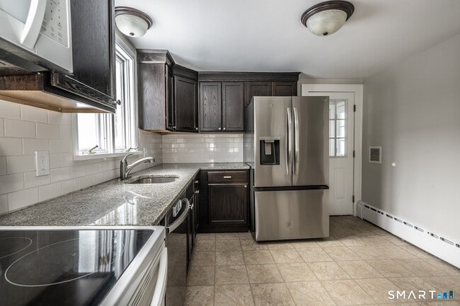 Building Photo - 426 Main St