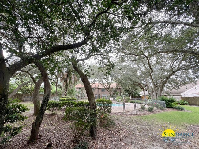 Building Photo - Centrally Located Townhouse with a Communi...