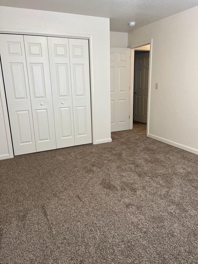 Building Photo - Wonderful well kept property
