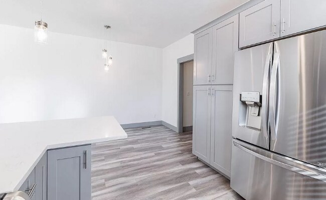 Building Photo - Perfect location 3 bed 2.5 bath Townhouse.