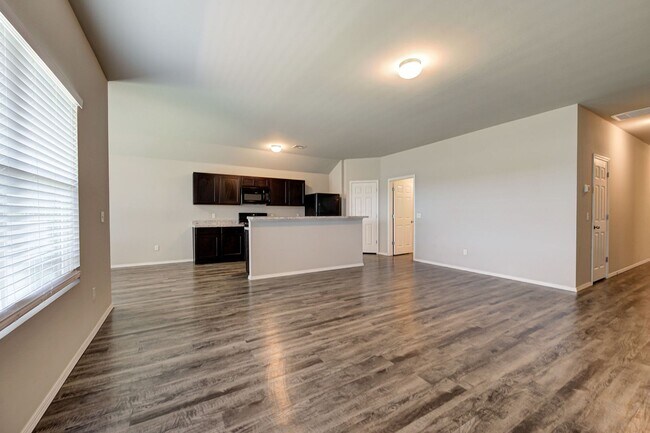 Building Photo - Beautiful 4BD/2BTH with a 2 car garage in ...