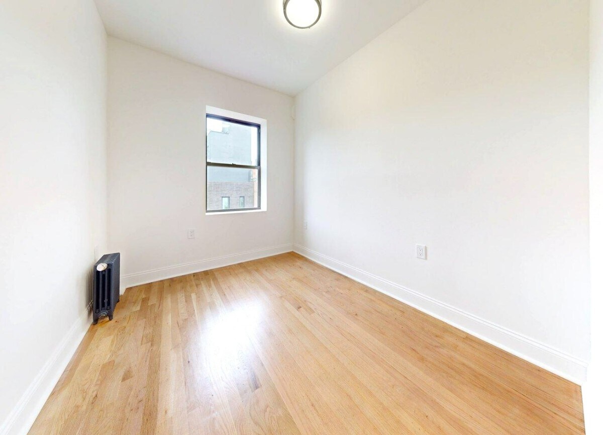 Building Photo - Carmine Street