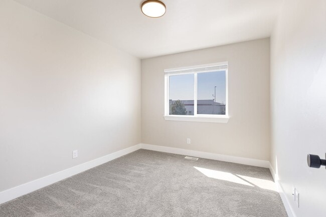 Building Photo - AMMON 3 BED 2 BATH TOWNHOME WITH 2 STALL G...
