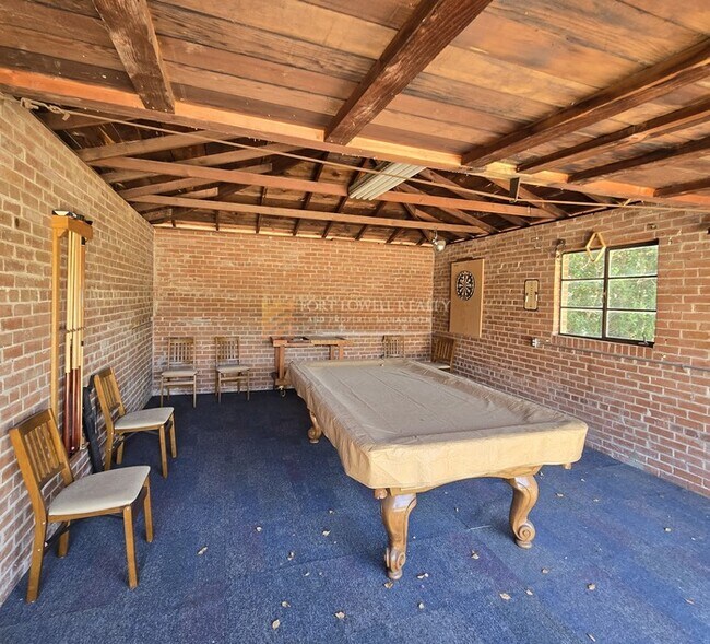 Building Photo - Vintage 3 Bedroom, 2 Bath Home with all the Modern Conveniences!!