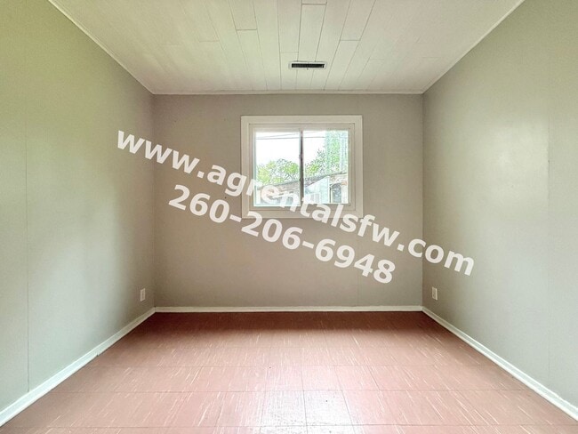 Building Photo - 3 Bedroom House