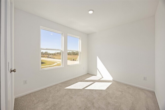 Building Photo - 905 Pertuso Ln