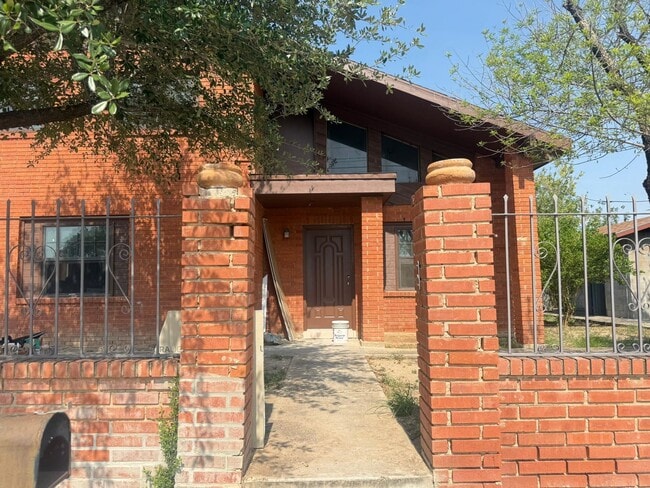 Building Photo - 419 W Travis St