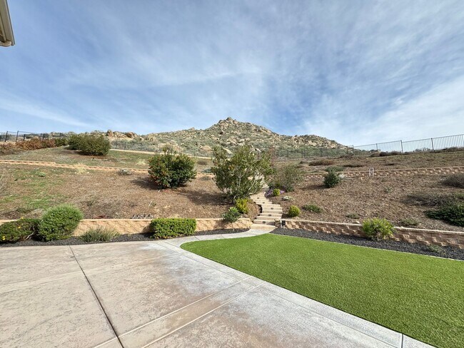 Building Photo - Beautiful 5Bd/3.5Ba Home in Cul-de-Sac in Riverside w/new Turf Back Yard and New Carpet!