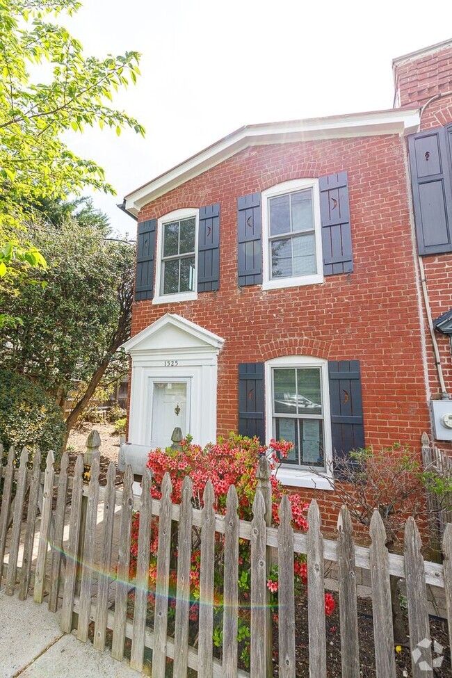 Building Photo - Freshly Remodeled, Charming Three Bedroom ...
