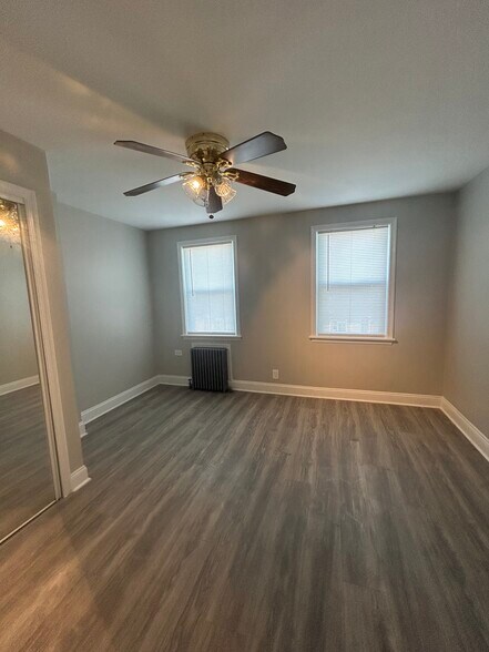 Master bedroom - 2537 E Norris St