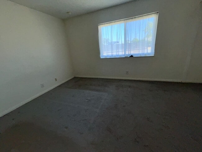 Building Photo - 4 Bed / 2 Bath Home for Rent in Huntington Beach