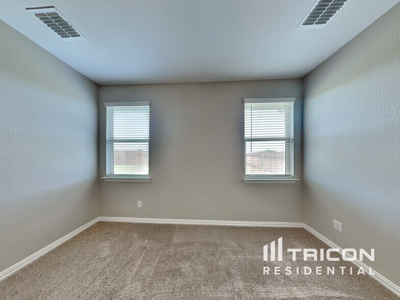 Building Photo - 1073 N Churchill Dr