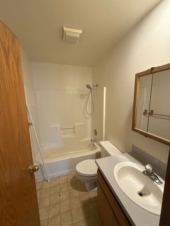 Building Photo - NE 3 BDRM, 2 Bath House, NEW Carpet & Pain...