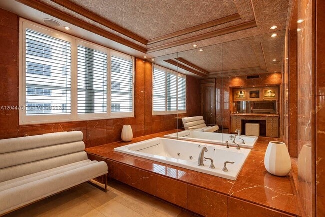 Building Photo - 5025 Collins Ave