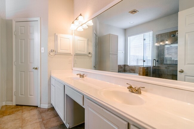 Building Photo - 2918 Five Oaks Dr