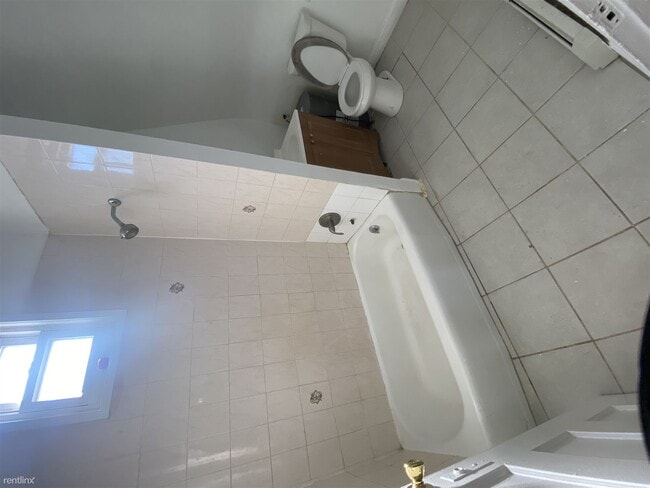 Building Photo - 2 br, 1 bath Triplex - 56 Treacy Ave