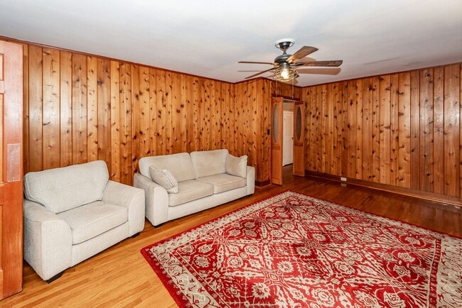 Building Photo - 6 Bedroom, 2.5 Bath House in Drayton on th...