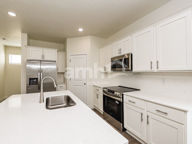 Building Photo - 1272 W Mahogany St