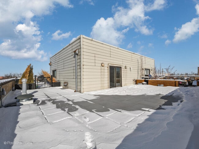 Building Photo - 2225 W Wabansia Ave