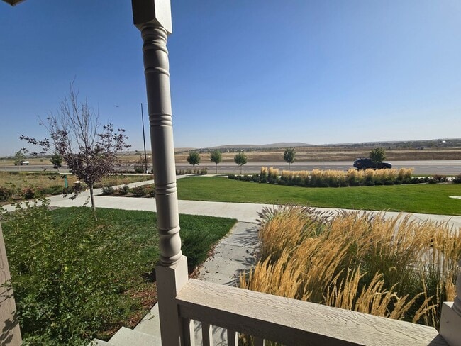 Building Photo - Spacious 4B/3B Available Early April!