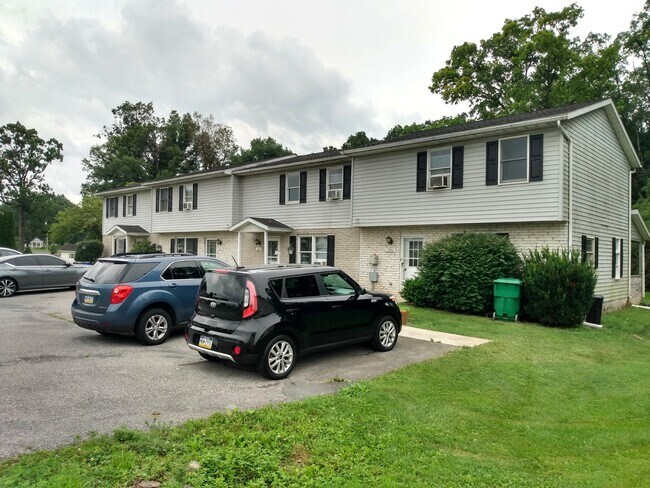 Building Photo - 2860 Fillmore Dr