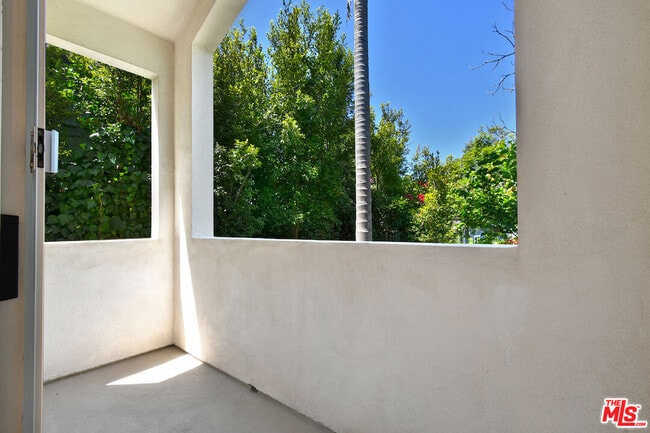 Building Photo - 656 Angelus Pl