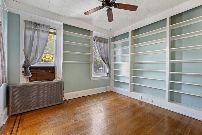 Building Photo - Spacious 5 Bedroom, 1.5 Bath Home in York,...