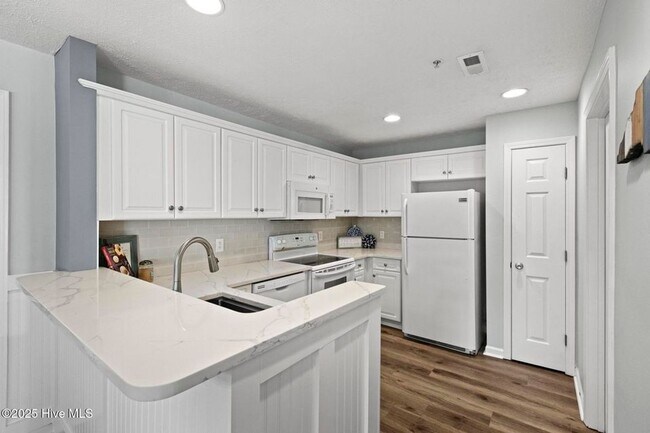 Building Photo - Fully furnished dream condo in Carolina Beach