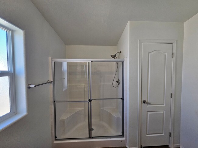 Building Photo - Very cute 3 bed/2 bath manufactured home w...