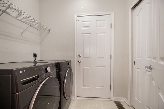 Building Photo - Welcome Home! 4 Bedroom/2.5 Bath Home in Avon!