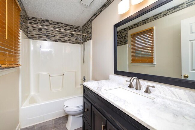 Building Photo - 921 Arnaud St