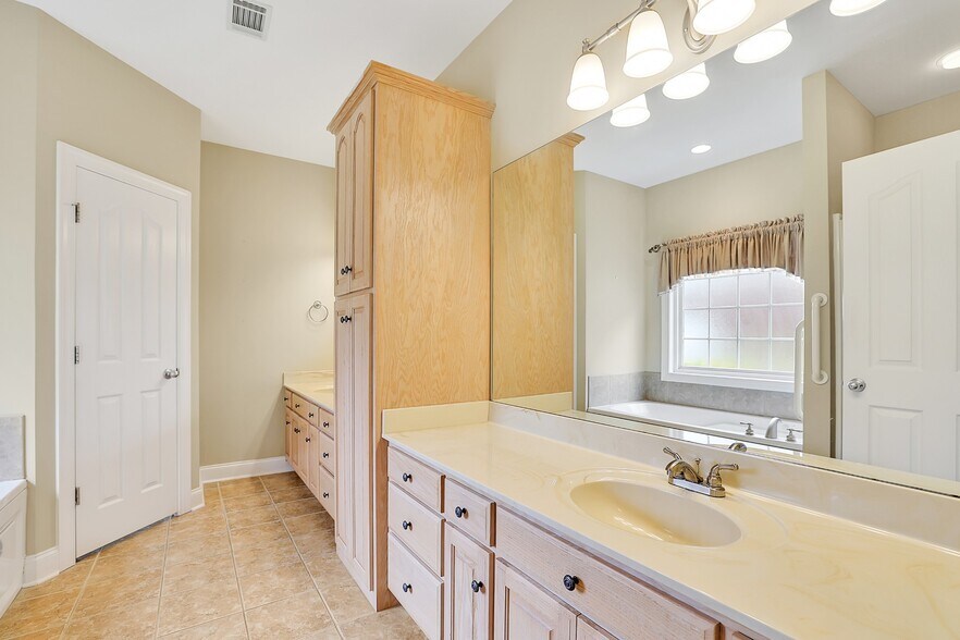 Building Photo - 614 Greene Dr