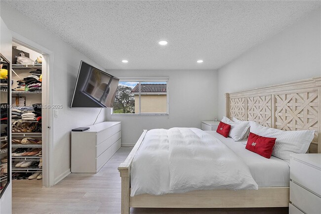 Building Photo - 12430 Vista Isles Dr