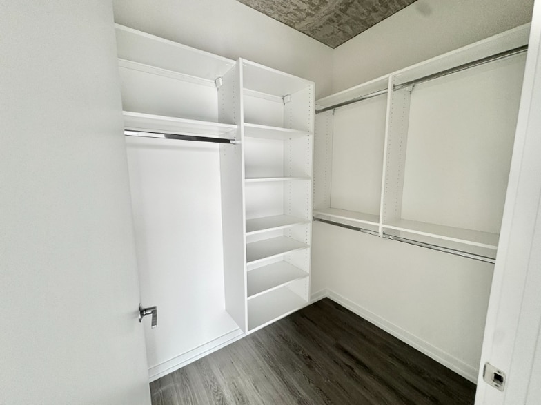 Building Photo - 461 W Chicago Ave