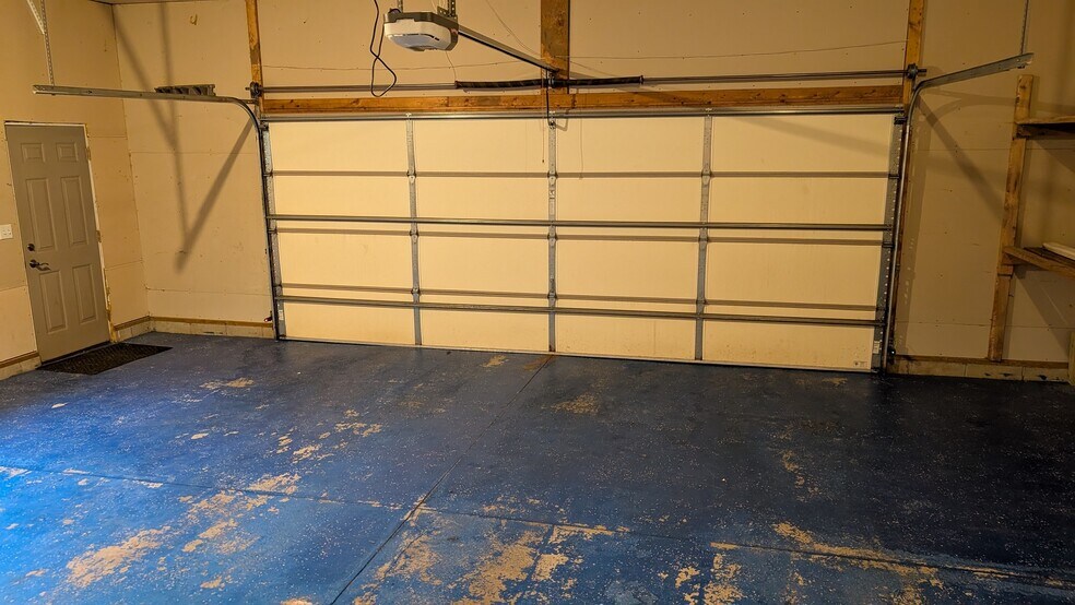Oversized 2-car garage - 2669 Kathleen Ln NE