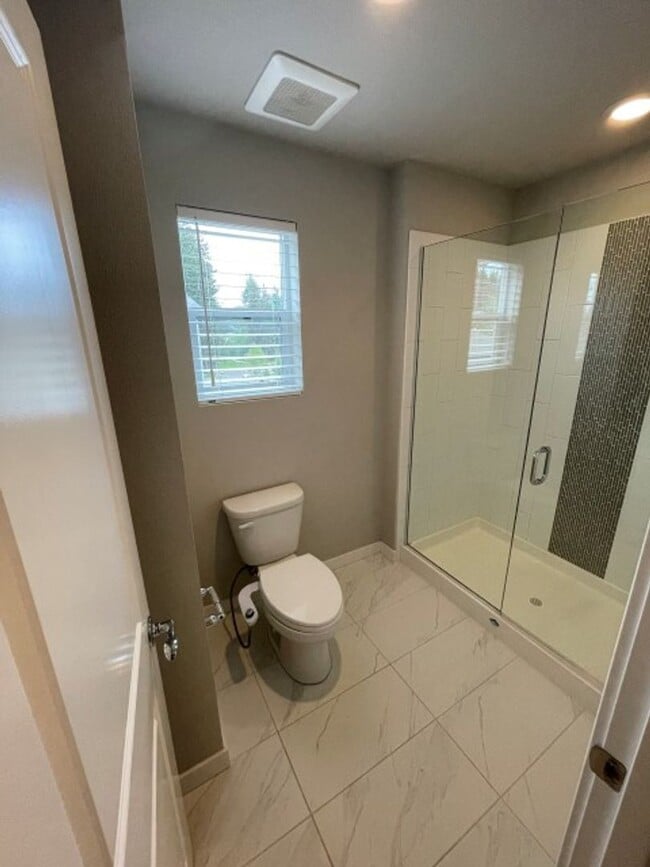 Building Photo - 4bd/3.5ba Lynnwood Townhome