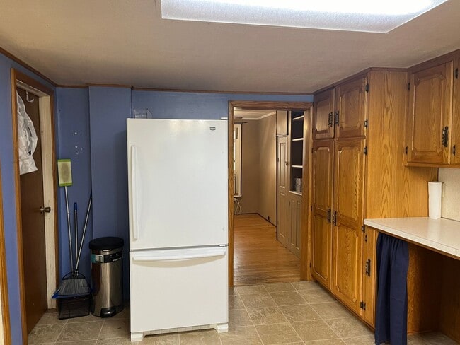 Building Photo - Spacious 4-5 Bedroom, 1.5 Bathroom 2-Story...