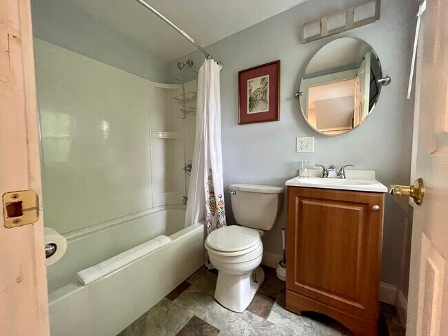 Building Photo - 247 Maple Ave