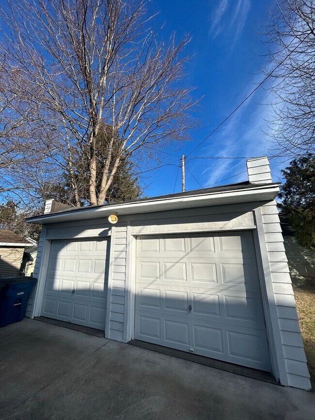 Building Photo - 1439 Vassar Dr