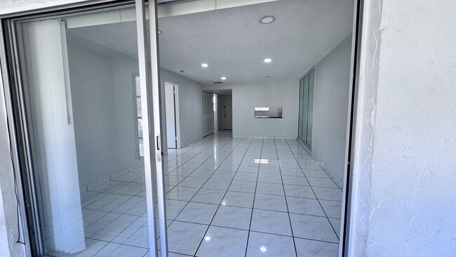 Building Photo - 5535 Lakewood Cir