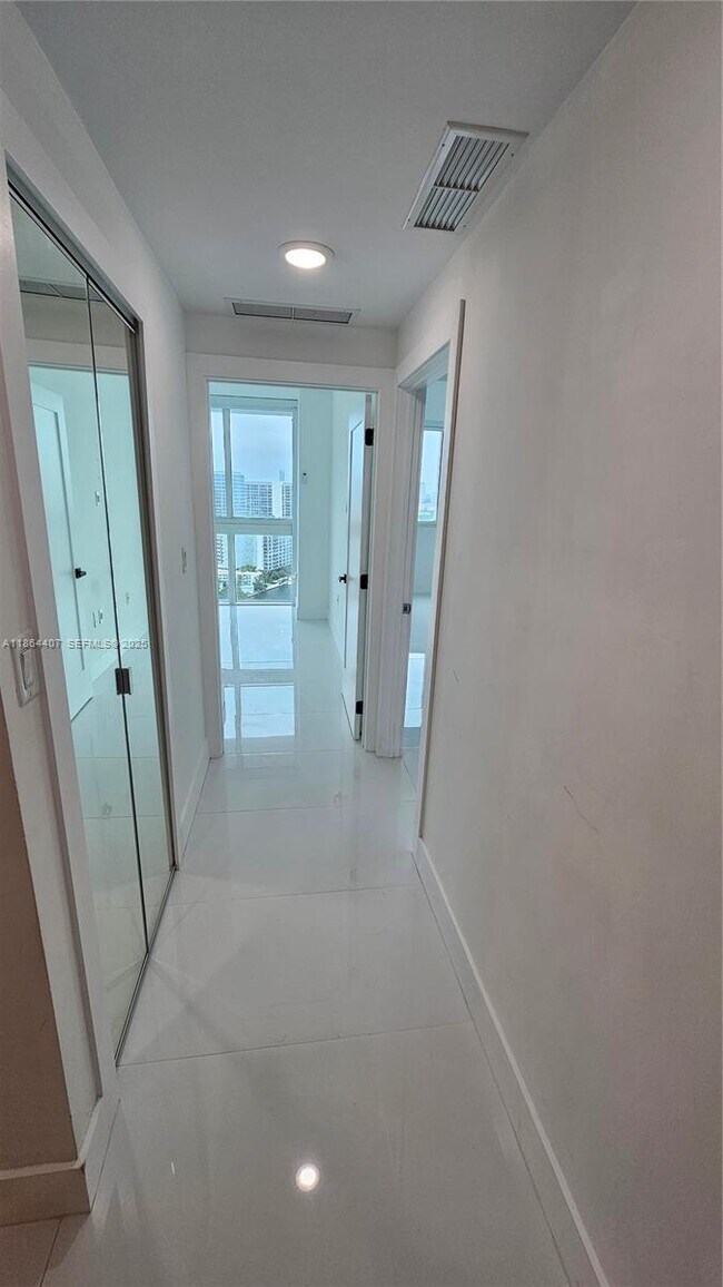 Building Photo - 1861 NW N River Dr