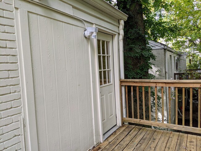 Building Photo - Charming 1 Bedroom Duplex in Buckhead!