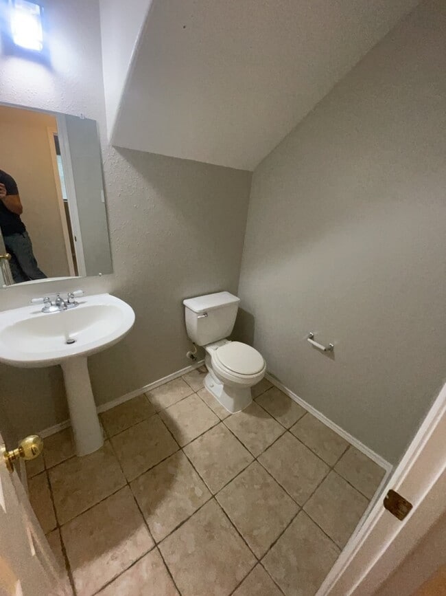 Building Photo - 20911 Southvine Ct