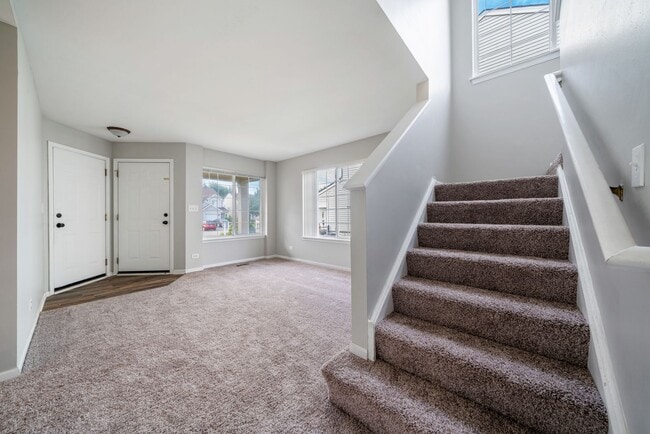 Building Photo - Beautiful 3 Bedroom 2 Bath Home in Lake in the Hills!