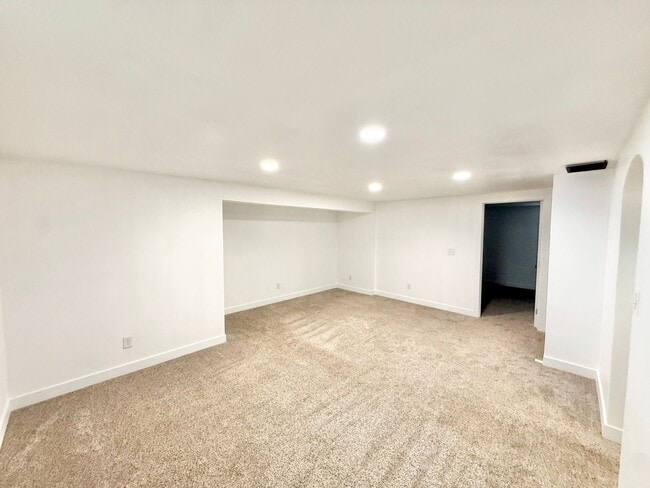 Building Photo - Move in ready home on Routt!