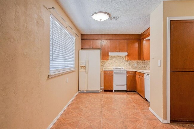 Building Photo - 1926 Cherokee Ln