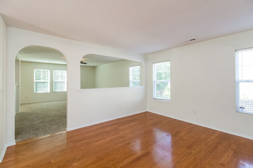 Building Photo - 912 Mailwood Dr