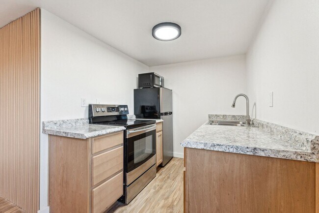 Building Photo - 1Bed/1Bath Apartment with HUGE Private Yard!