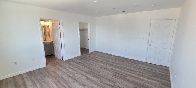 Building Photo - ROW (916)