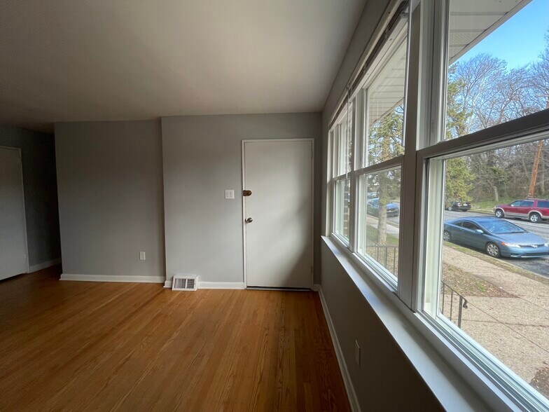 Building Photo - 614 Borbeck Ave